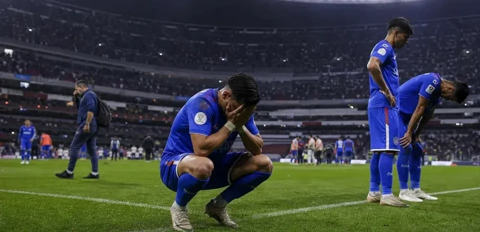 Jugadores de fútbol en el campo tras la derrota