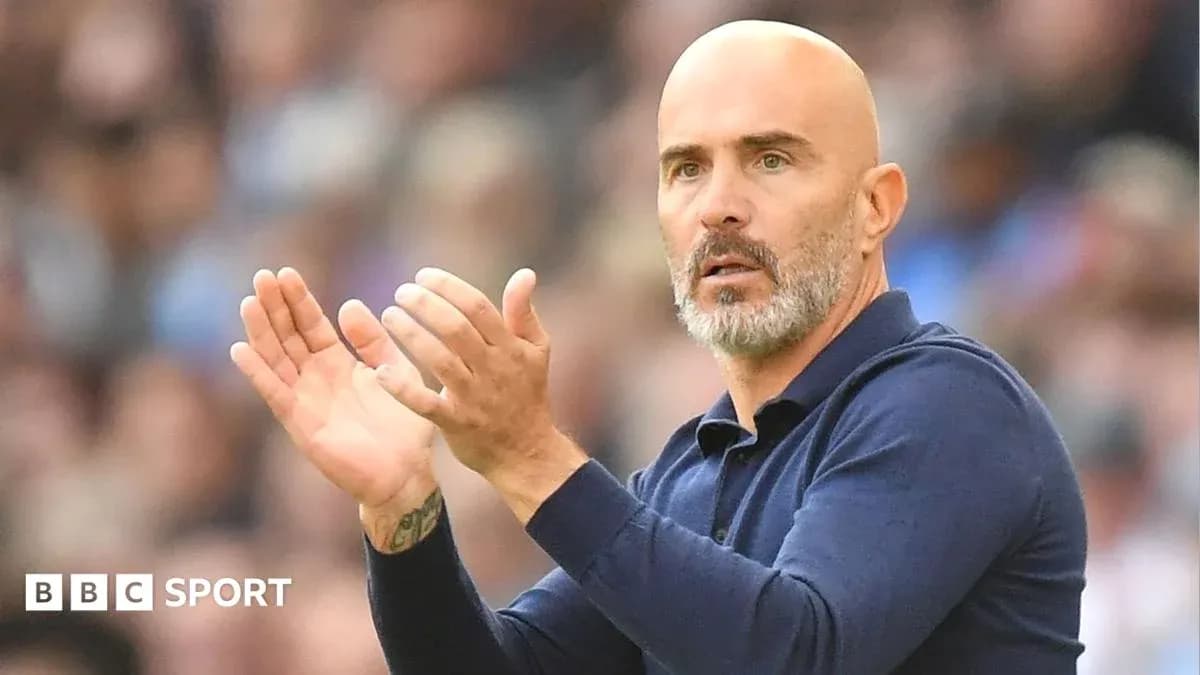Entrenador aplaudiendo desde la línea de banda