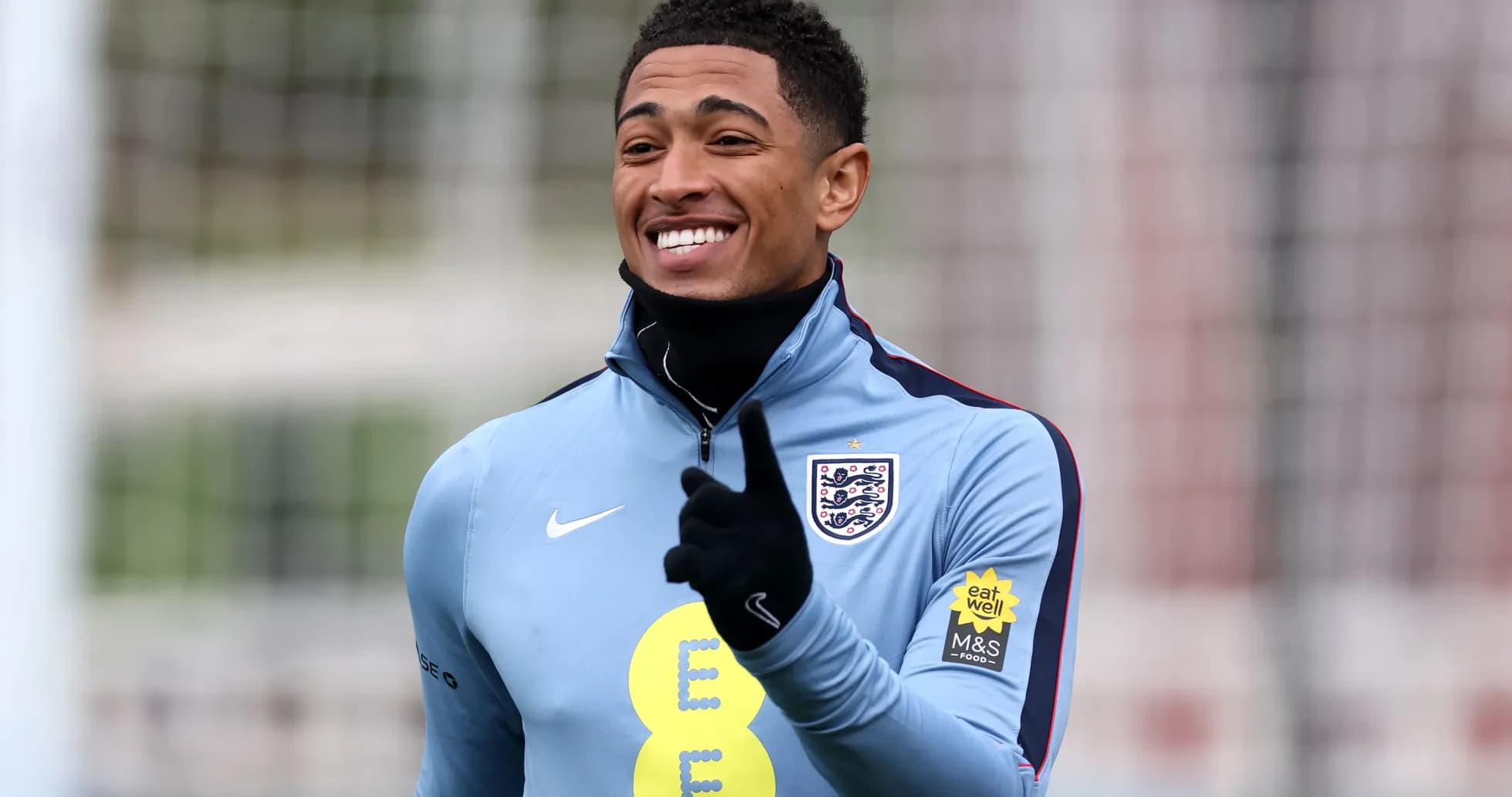 Jugador sonriendo durante entrenamiento de Inglaterra