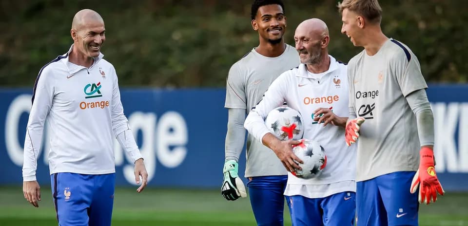 Jugadores de Francia durante sesión de entrenamiento