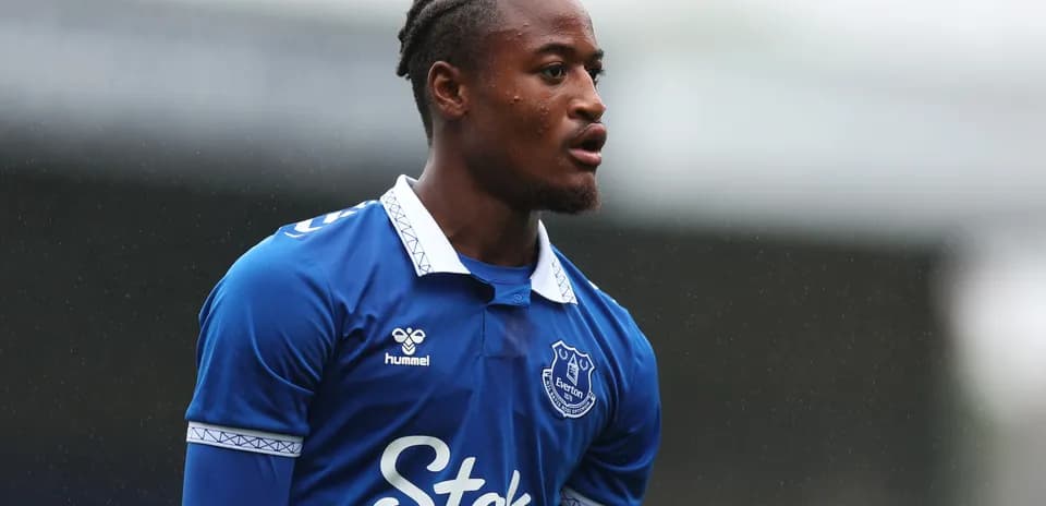 Jugador de Everton en uniforme azul durante entrenamiento