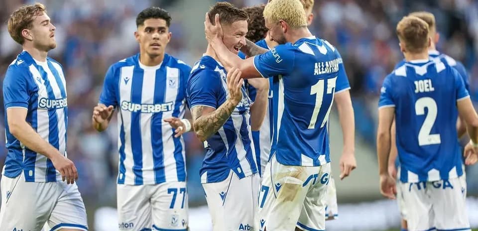 Jugadores de Lech Poznan celebrando un gol