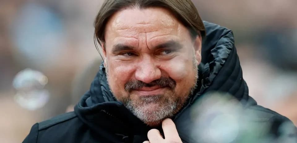 Entrenador en la línea de banda durante un partido