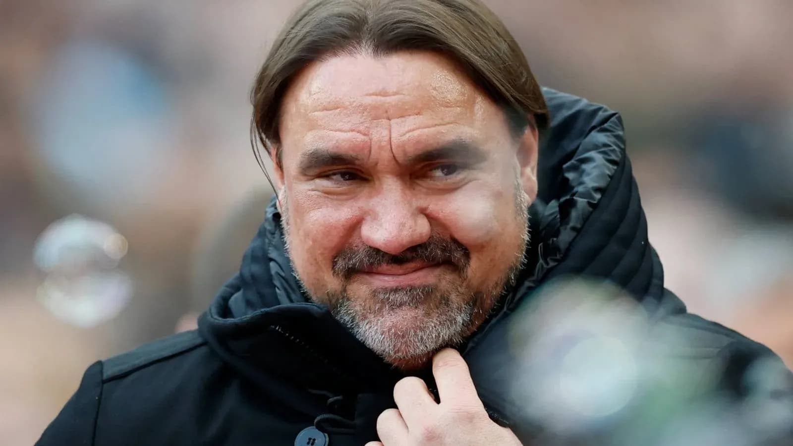 Entrenador en la línea de banda durante un partido