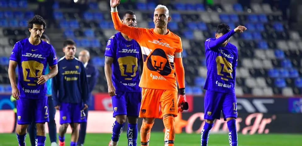 Jugadores de Pumas saludando al público