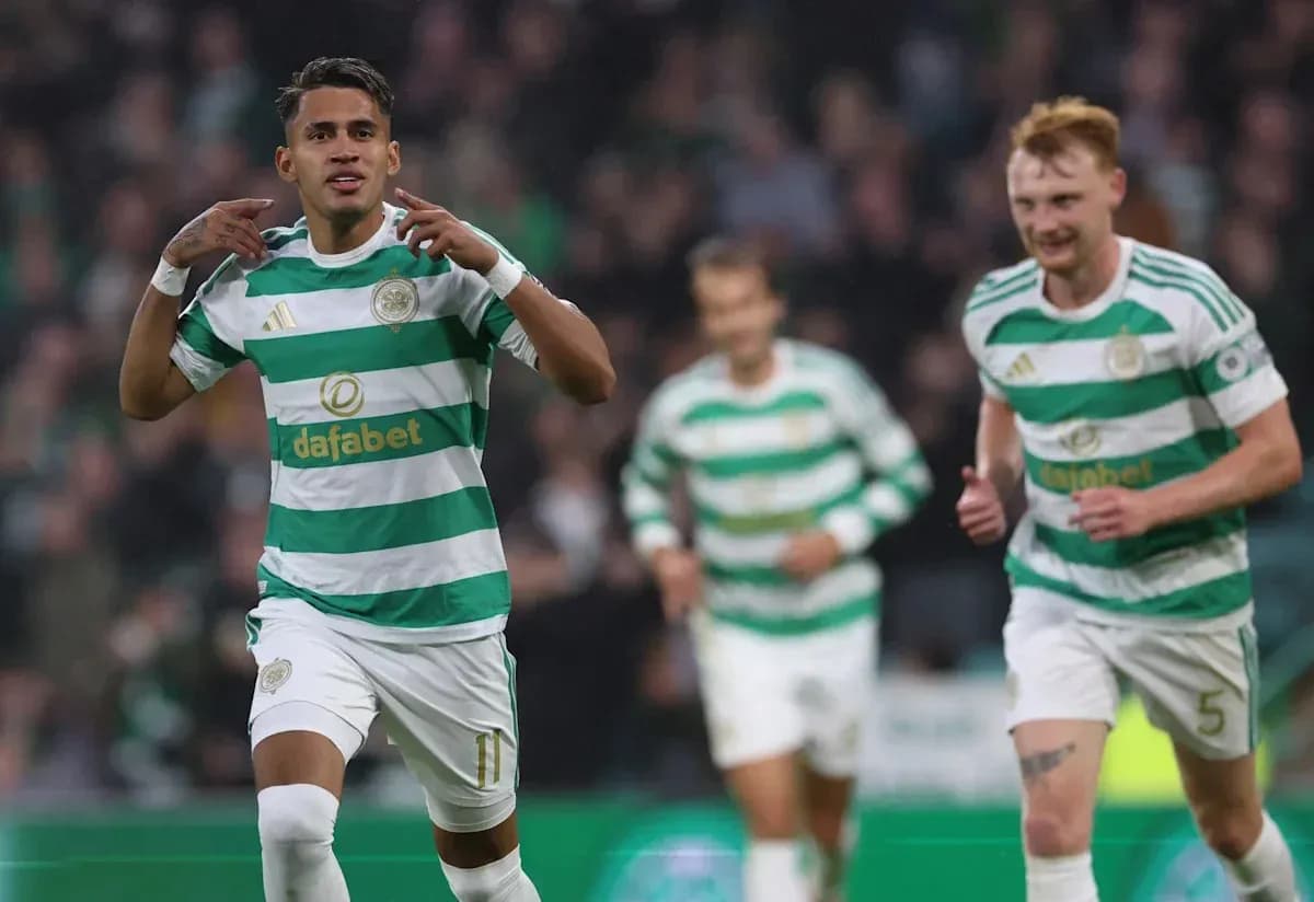 Jugador de Celtic celebrando un gol con compañeros