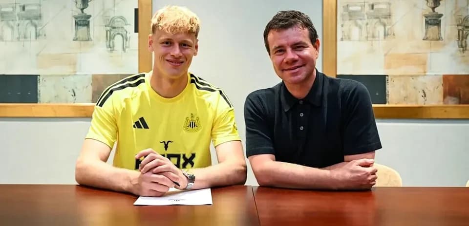 Jugador firmando contrato con representante en oficina