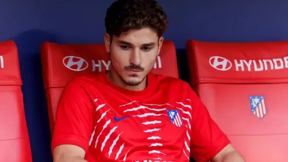 Jugador sentado en el banquillo de Atlético de Madrid