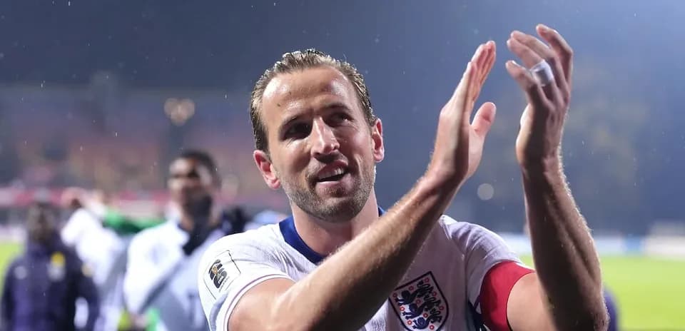 Jugador aplaudiendo tras el partido con Inglaterra