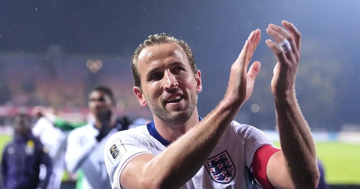 Jugador aplaudiendo tras el partido con Inglaterra