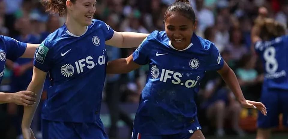 Jugadoras de Chelsea celebrando en el campo