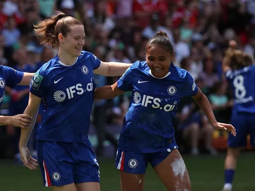 Jugadoras de Chelsea celebrando en el campo