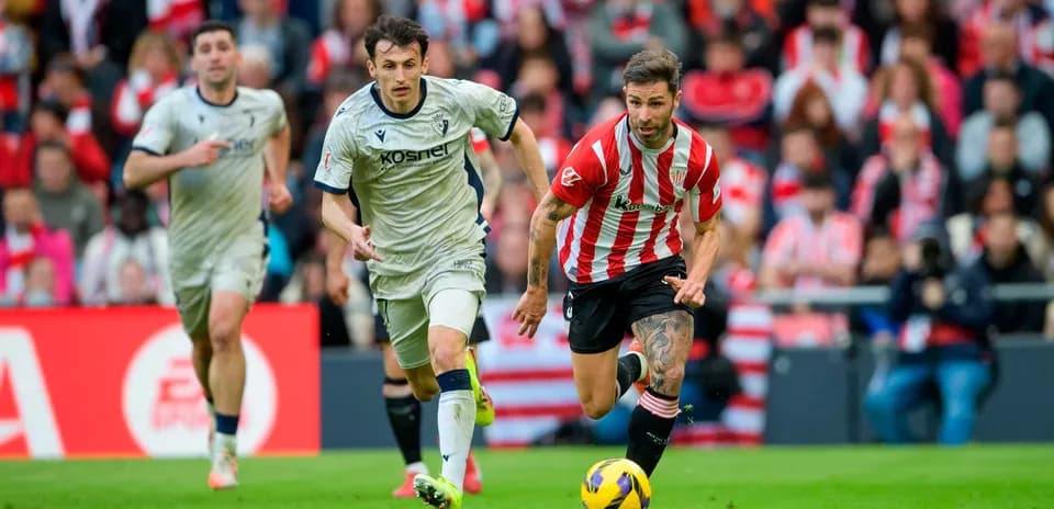 Jugador del Athletic Club corriendo con el balón