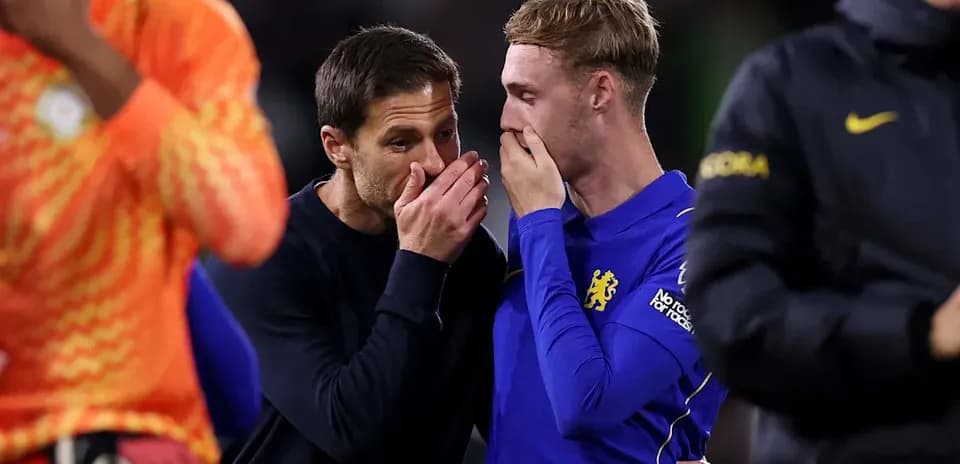 Entrenador hablando con jugador de Chelsea tras partido