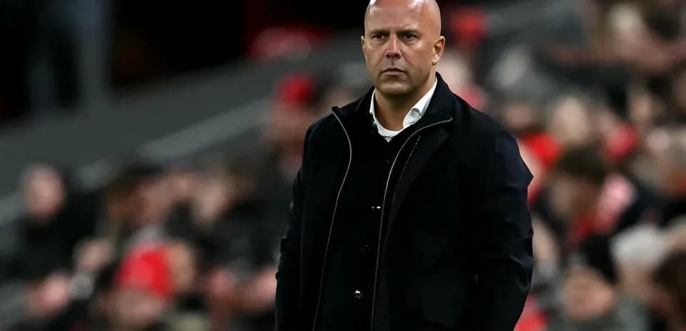 Entrenador observando el partido desde la banda
