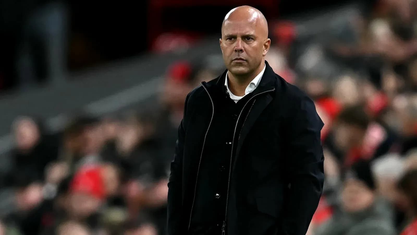 Entrenador observando el partido desde la banda