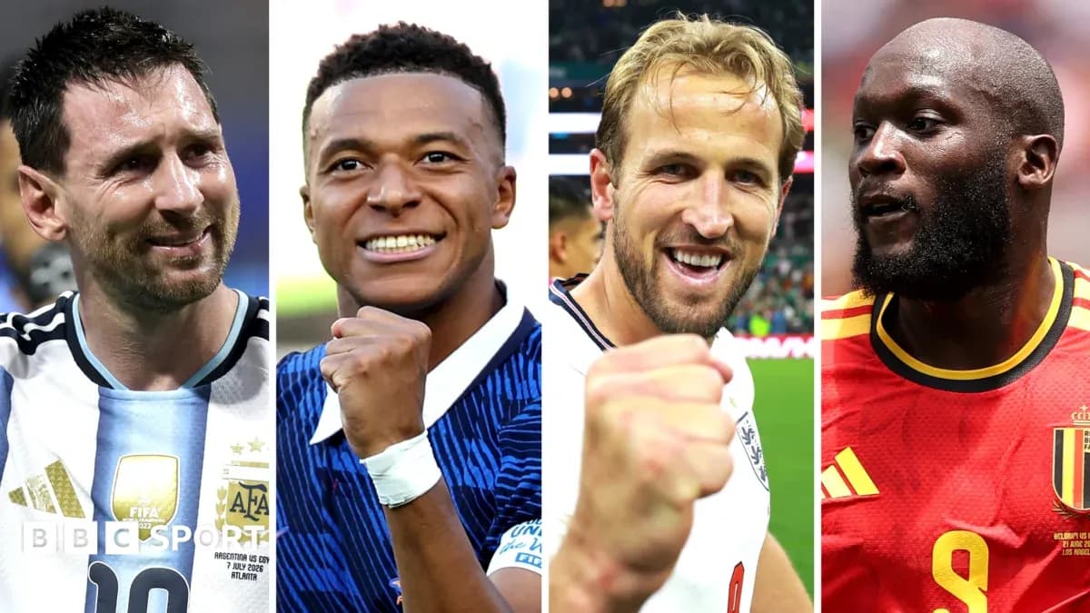 Cuatro futbolistas celebrando en diferentes momentos de juego
