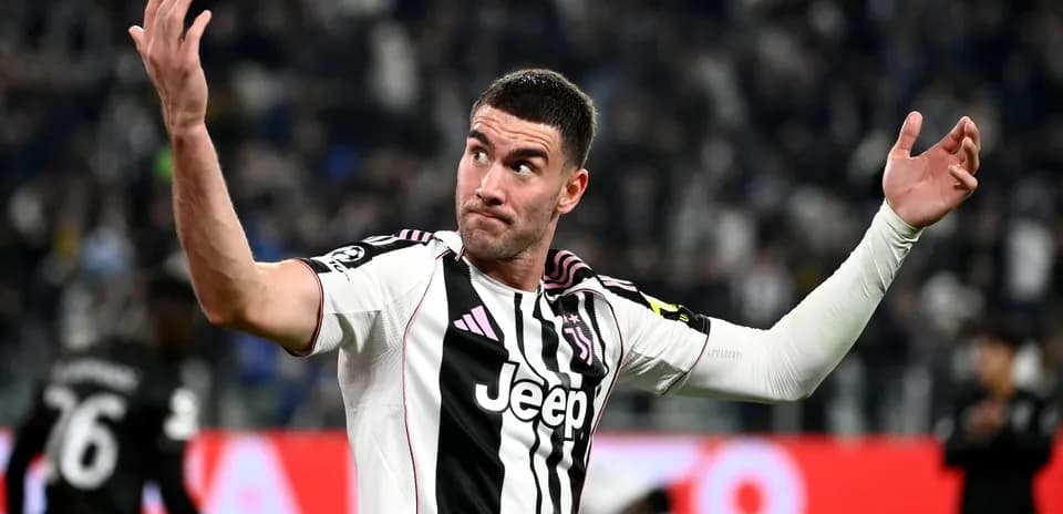 Jugador de Juventus gesticulando durante el partido