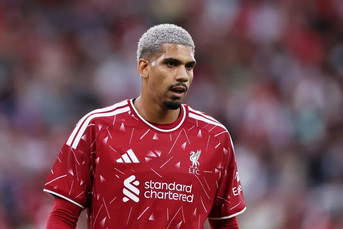 Jugador de Liverpool en camiseta roja durante el partido