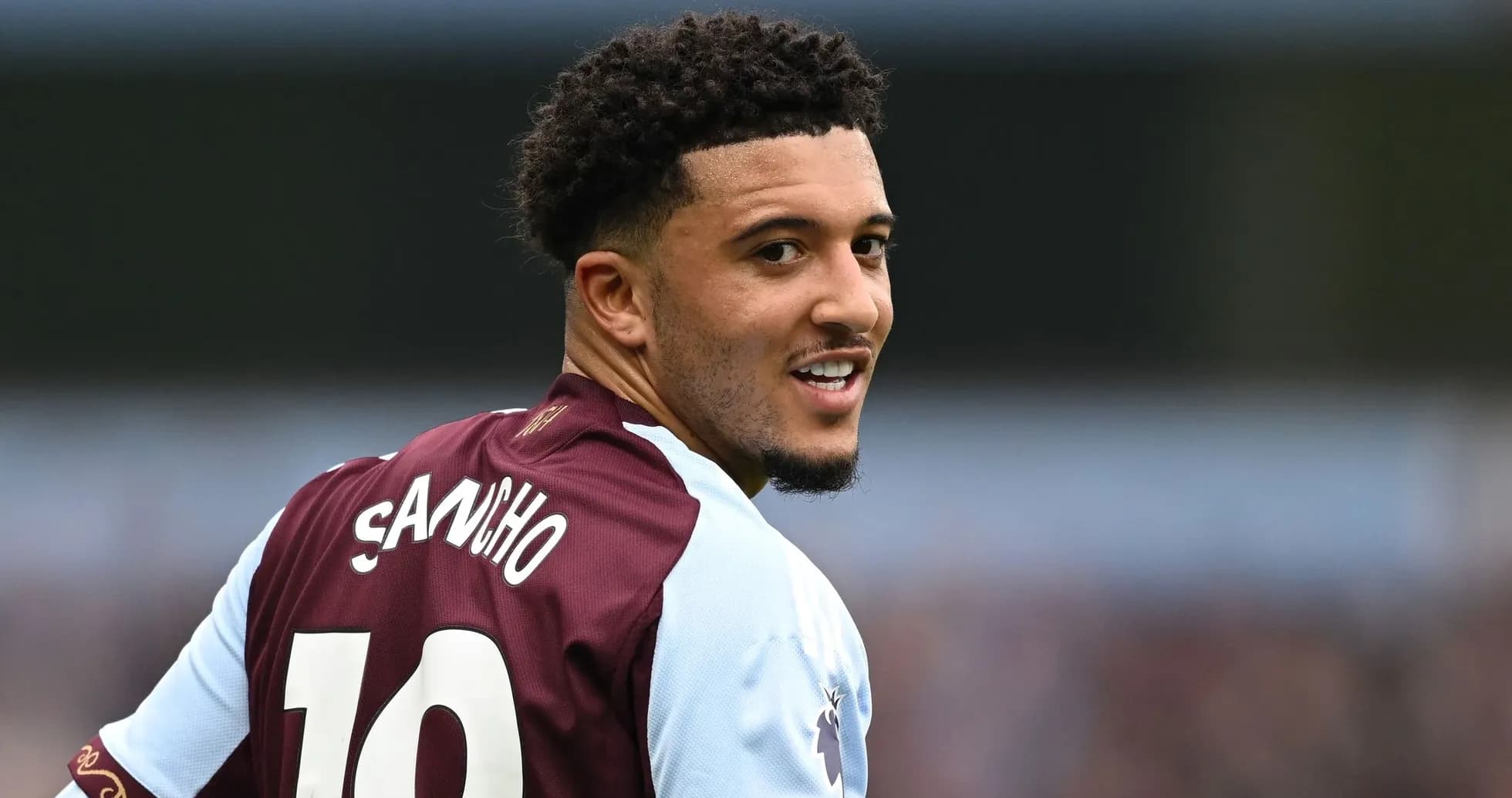 Jugador con camiseta 10 de Aston Villa sonriendo
