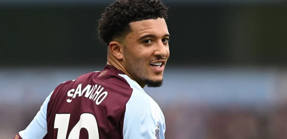 Jugador con camiseta 10 de Aston Villa sonriendo