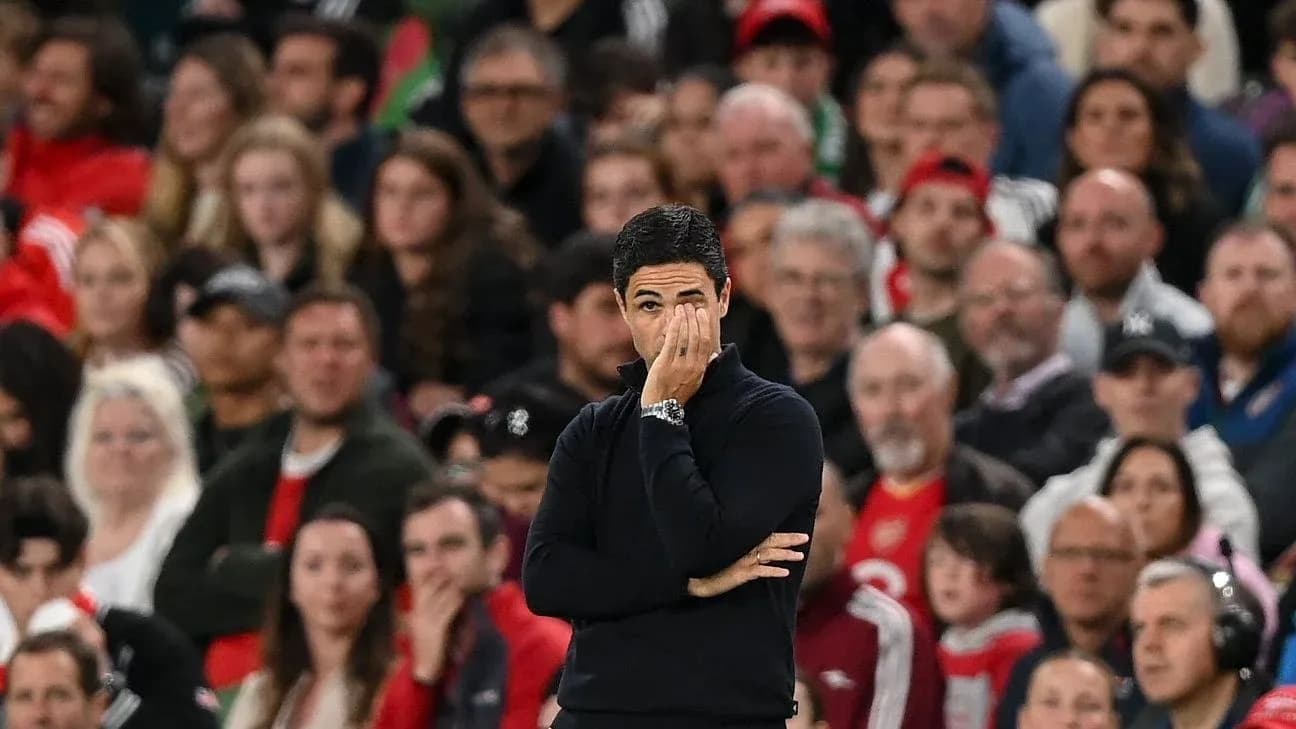 Entrenador observando el partido desde la línea lateral