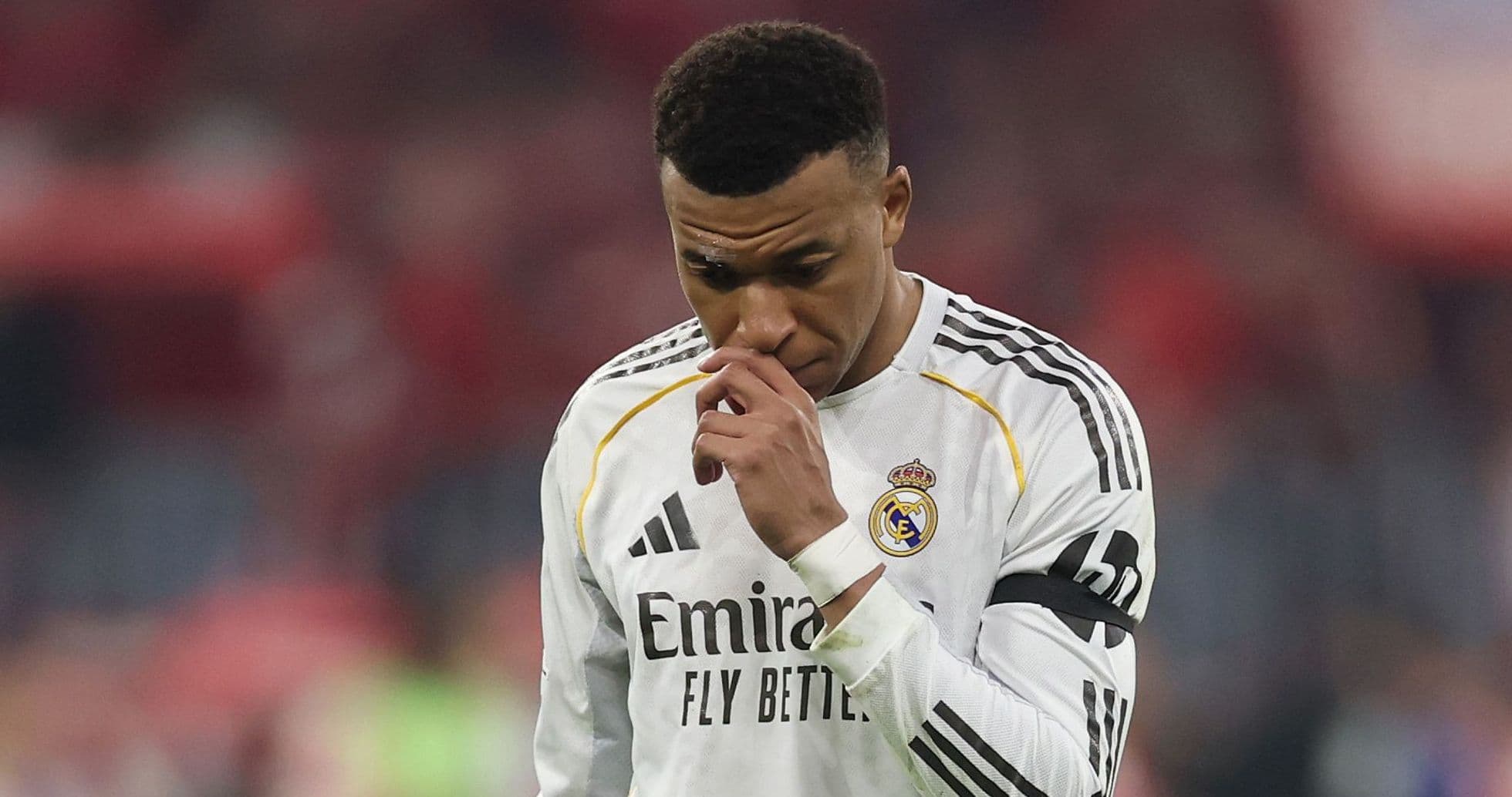 Jugador de Real Madrid con uniforme blanco en el campo