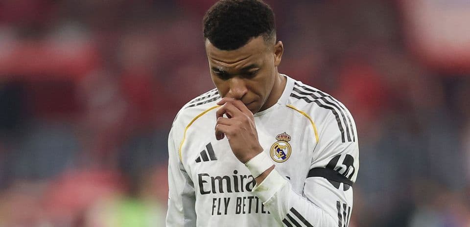 Jugador de Real Madrid con uniforme blanco en el campo