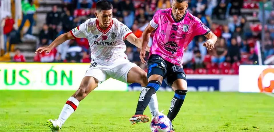 Jugadores disputando el balón en partido de fútbol