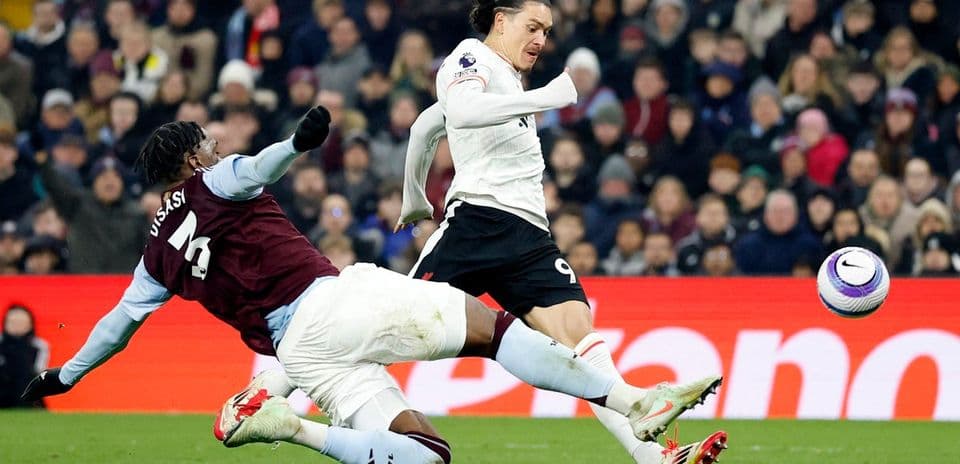 Jugador de Aston Villa intentando tackle contra Liverpool