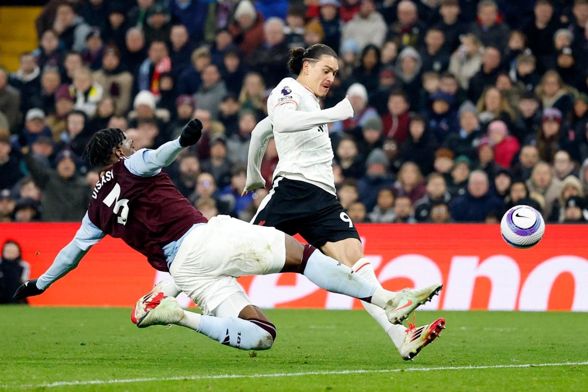 Jugador de Aston Villa intentando tackle contra Liverpool