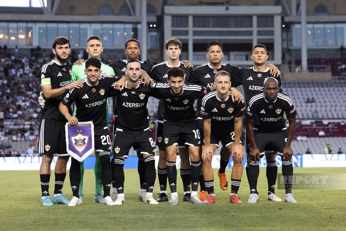 Equipo de Qarabag posando antes del partido