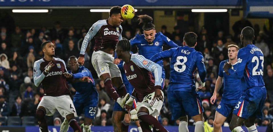 Jugadores de Aston Villa y Chelsea en acción