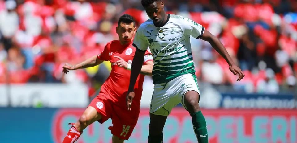 Jugadores de Toluca y Santos Laguna en acción