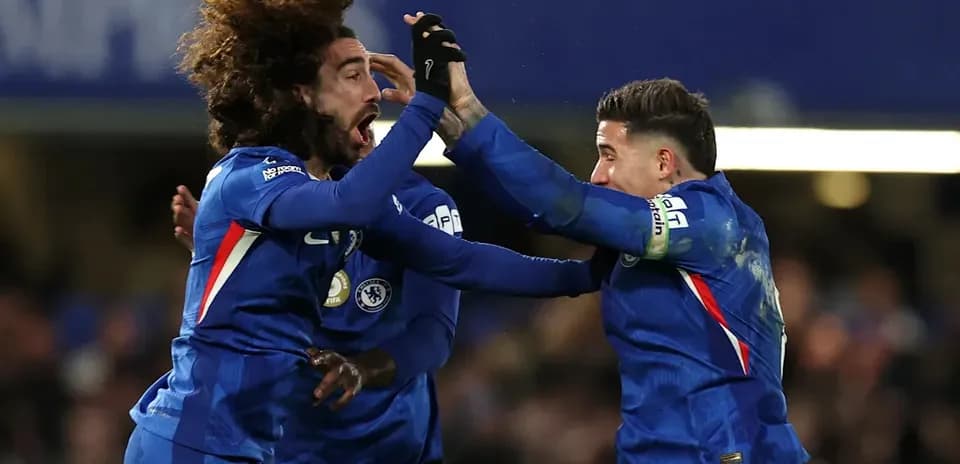 Jugadores de Chelsea celebrando un gol juntos