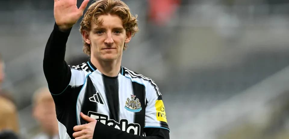 Jugador de Newcastle saludando a los aficionados