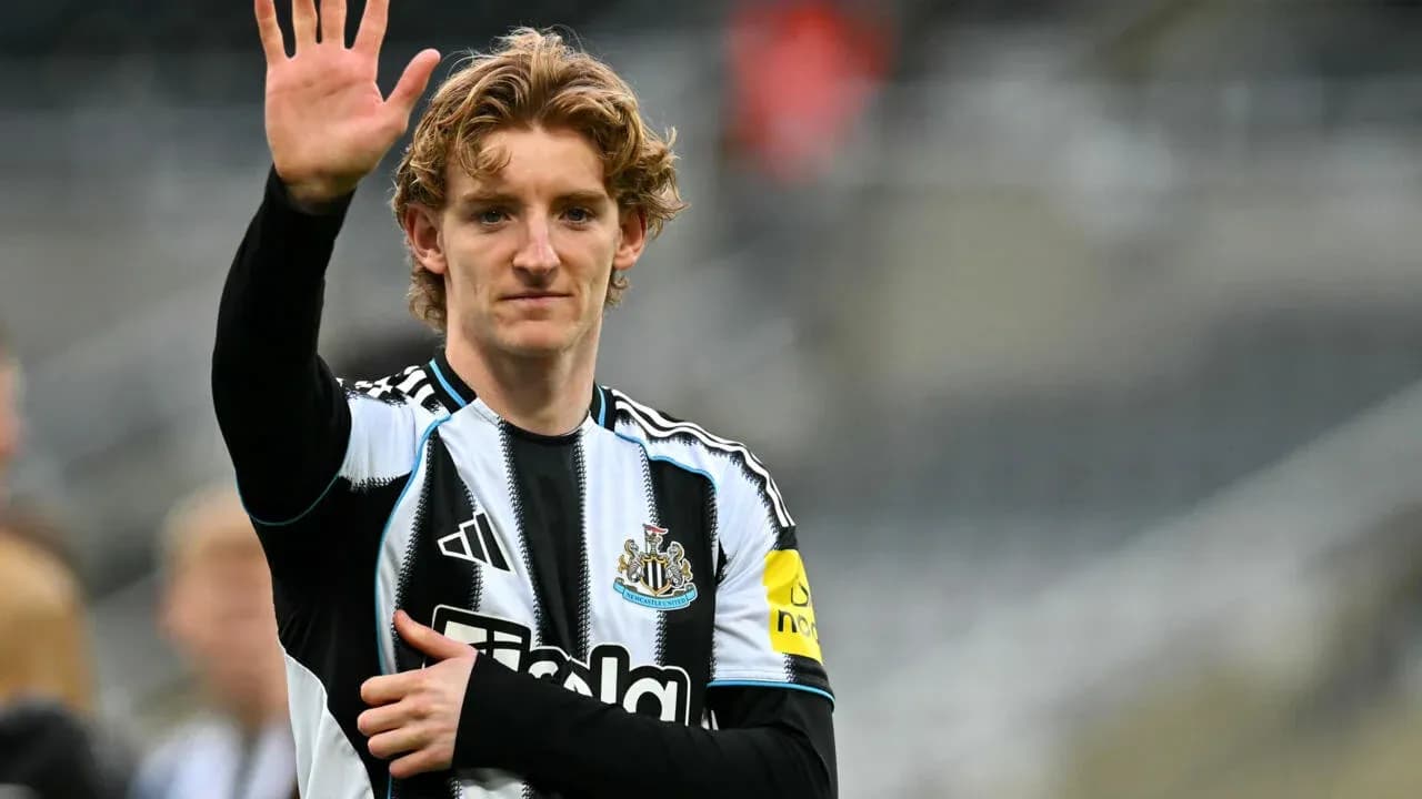 Jugador de Newcastle saludando a los aficionados