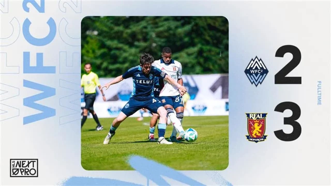 Dos jugadores compitiendo por el balón en el partido