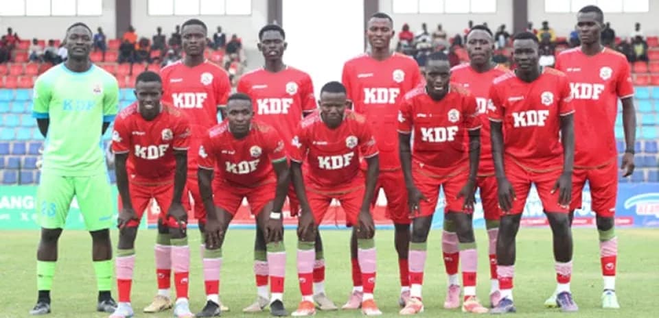 Equipo KDF posando en el campo antes del partido