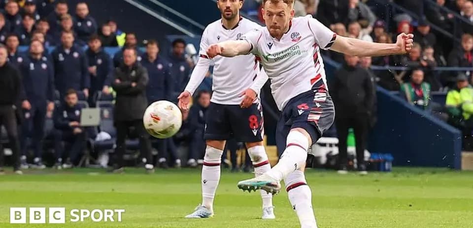 Jugador de Bolton ejecutando un tiro libre en partido