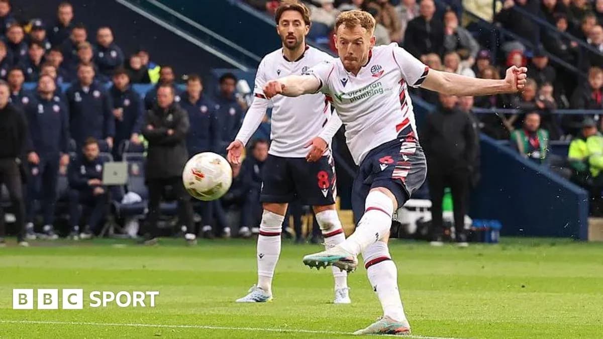 Jugador de Bolton ejecutando un tiro libre en partido