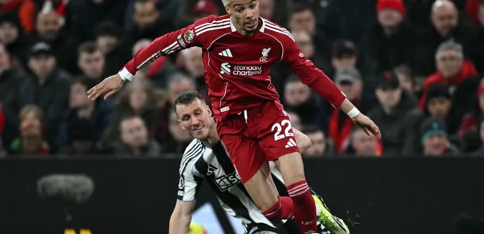 Jugador de Liverpool deslizándose contra Newcastle