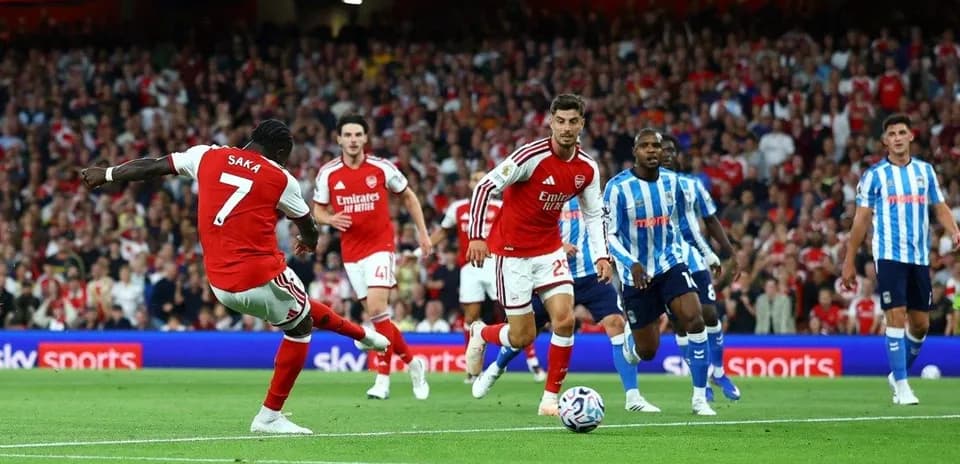 Saka disparando a puerta durante el partido de fútbol