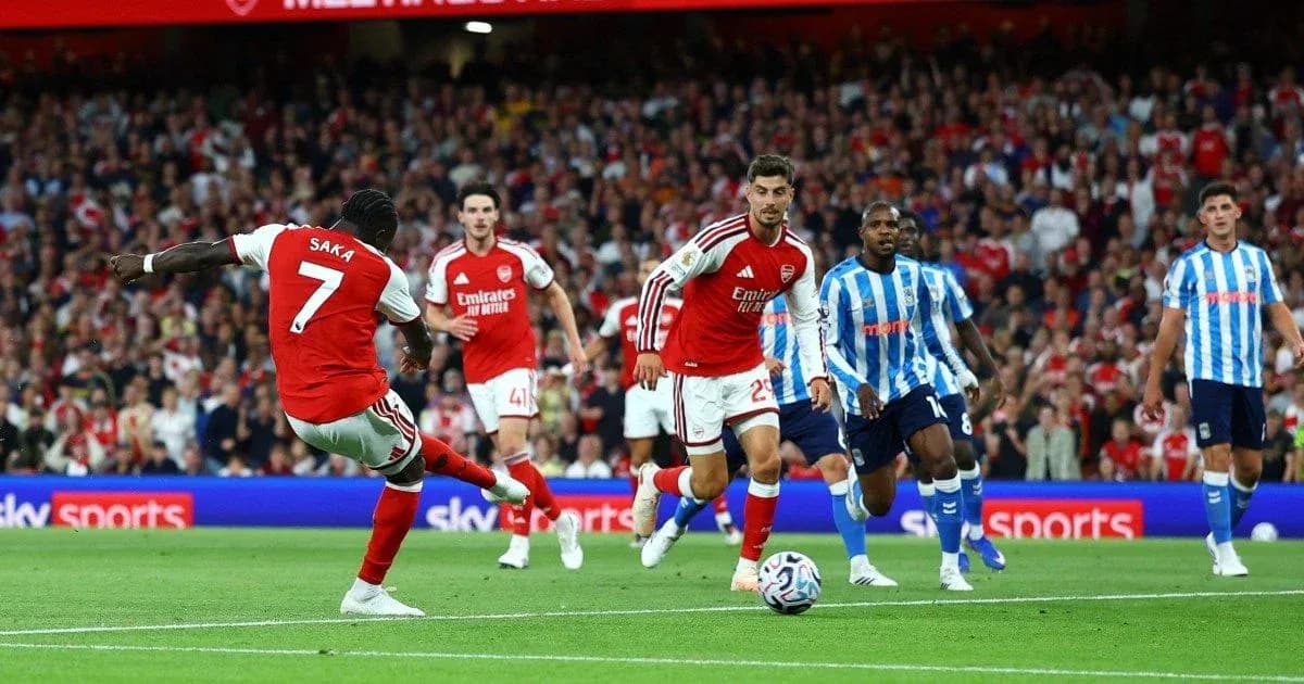 Saka disparando a puerta durante el partido de fútbol