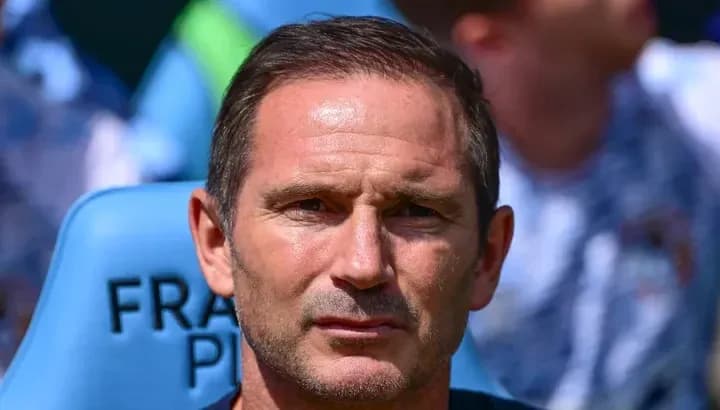 Entrenador sentado en el banquillo durante el partido