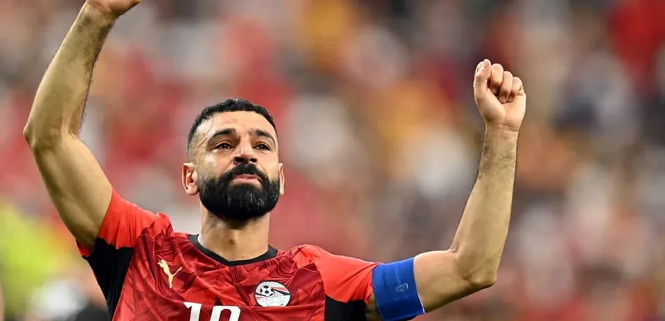 Jugador de Egipto celebrando con el puño en alto