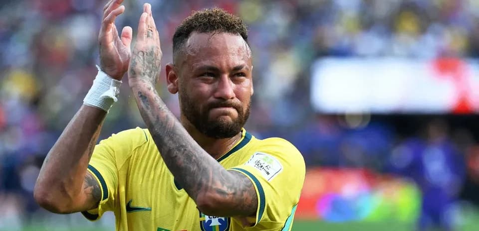 Neymar aplaudiendo al público en partido de Brasil