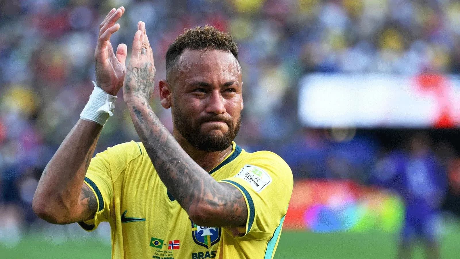 Neymar aplaudiendo al público en partido de Brasil