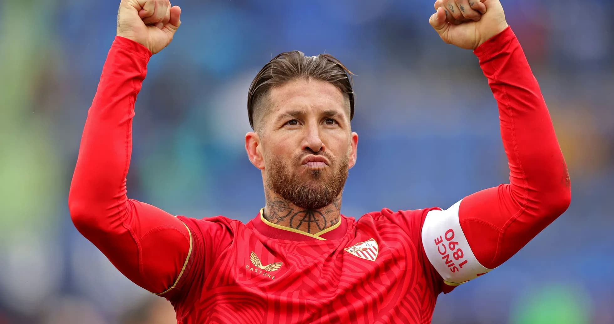 Jugador de Sevilla celebrando con los brazos en alto