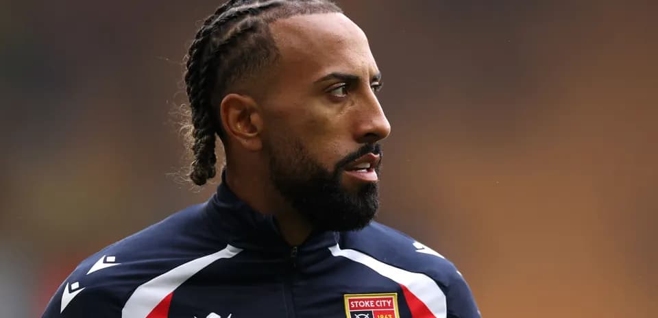 Jugador de Stoke City en uniforme durante el partido